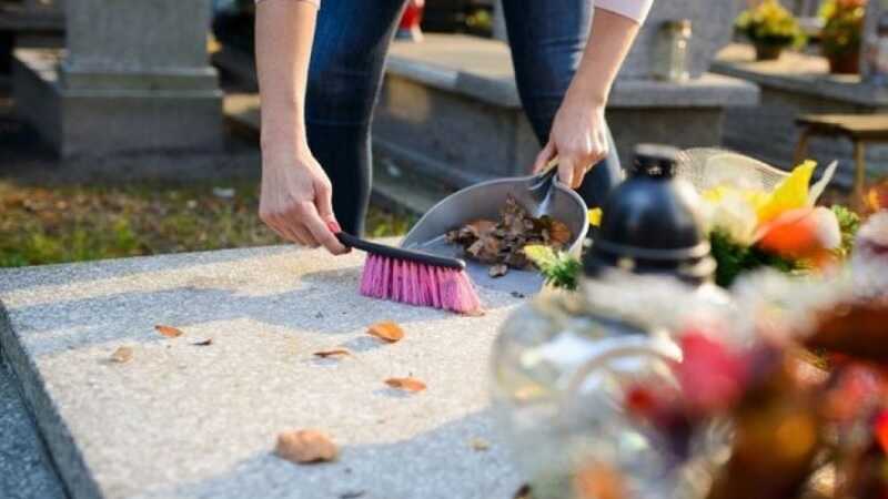Sírgondozás ősszel, mindenszentek napja előtt sírgondozás ősszel